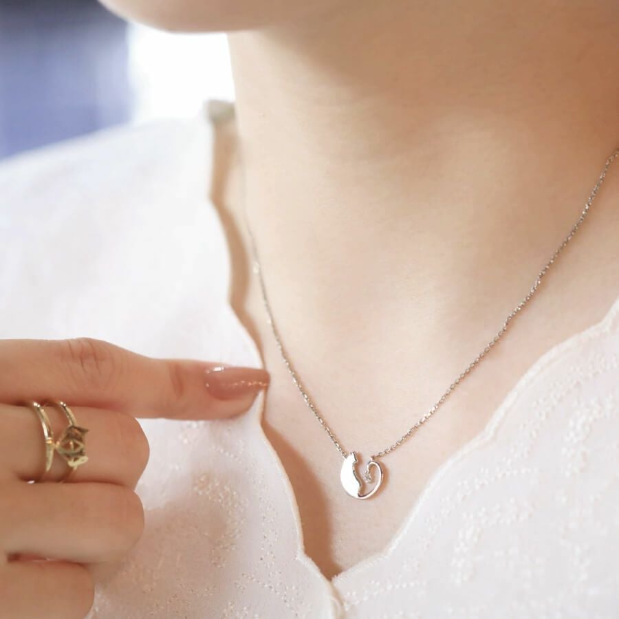 長いしっぽがチャームポイントのダイヤモンドネックレス | Catton
